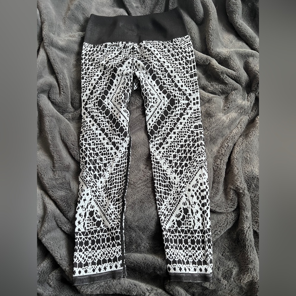 Fabletics 3/4 lace print leggings